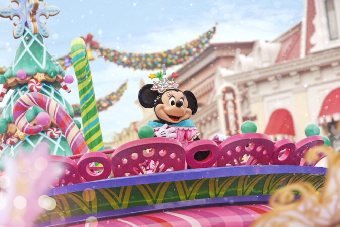 Disneyland Paris Shares Mickey S Dazzling Christmas Parade Video