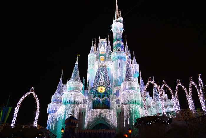 MouseSteps - Christmas Arrives at the Magic Kingdom! Castle Lighting ...