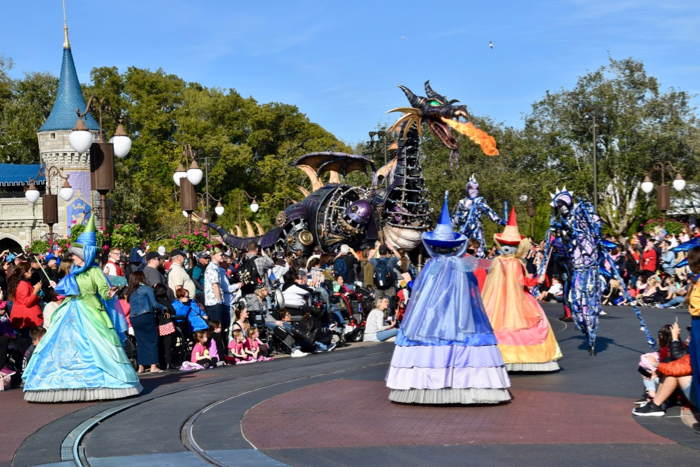 Disney Malfunction Dragon Returns - Maleficent Disney World Parade 