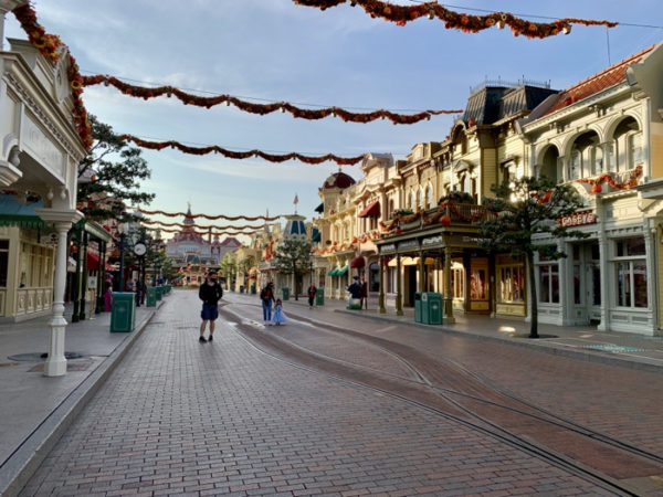 Disneyland Paris Offers Abundance of Halloween Decorations for 2020 ...