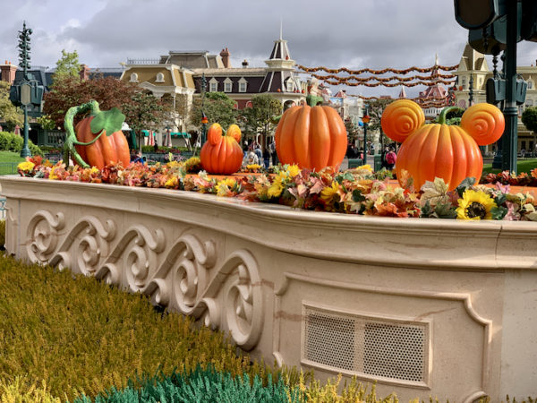 Disneyland Paris Offers Abundance of Halloween Decorations for 2020 ...