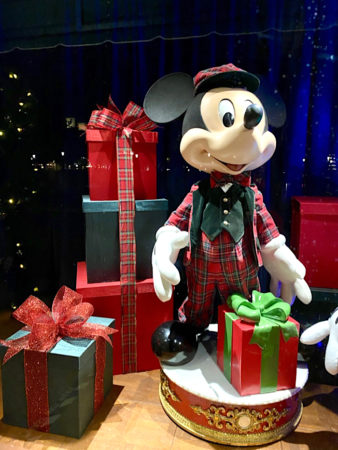 Epcot Holiday Window Displays Feature Mickey, Minnie and More at the ...