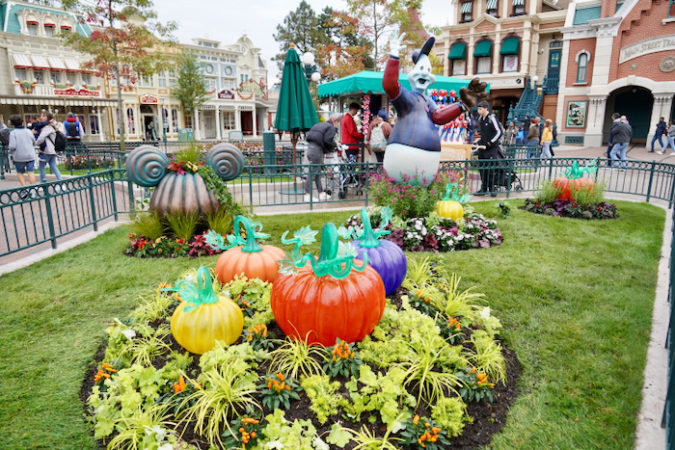 Disneyland Paris Adds More Halloween 2022 Decorations – Ghosts of Main ...