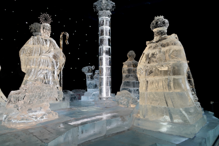 Hung out at #Gaylord and played around the #ice sculptures…