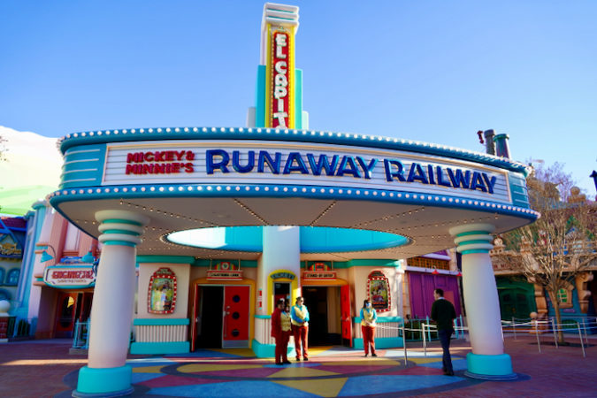 40 Photos of the Mickey & Minnie's Runaway Railway Queue at Disneyland ...