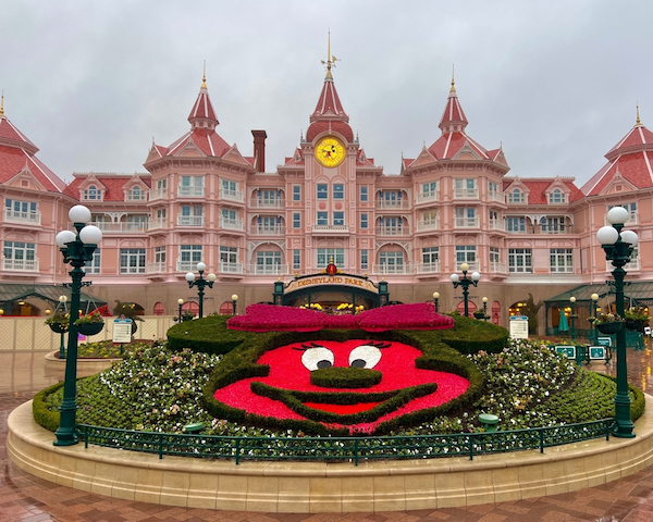 https://www.mousesteps.com/wp-content/uploads/2023/03/minniemouseentrancetodisneyland.jpeg