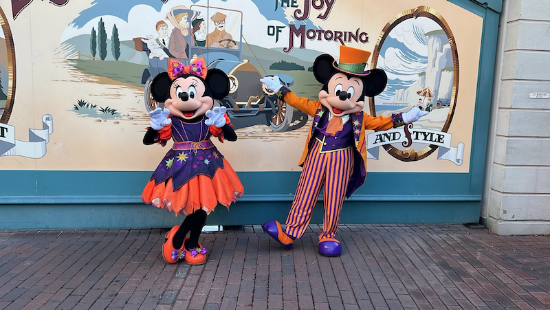Mickey and Minnie Debut New Halloween Costumes at Disneyland Paris