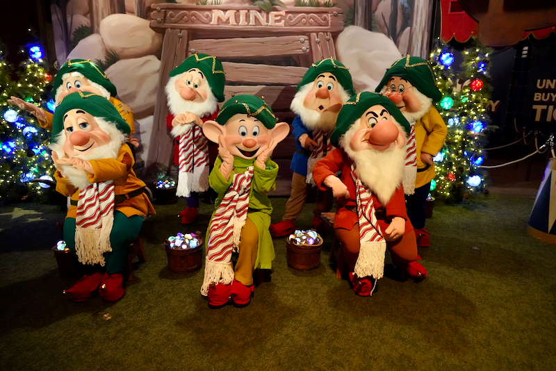 Photos, Video) We Meet the Seven Dwarfs at Mickey's Very Merry Christmas  Party – Mousesteps