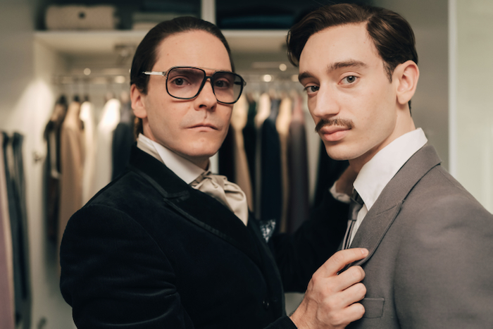 Becoming Karl Lagerfeld - Daniel Brühl & Théodore Pellerin (Copyright Hulu)